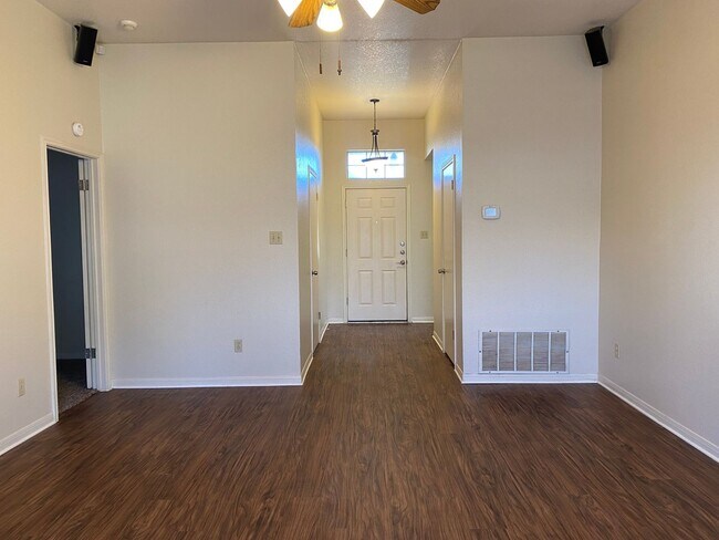 Foto del edificio - UPDATED 3 BEDROOM, EASY COMMUTE