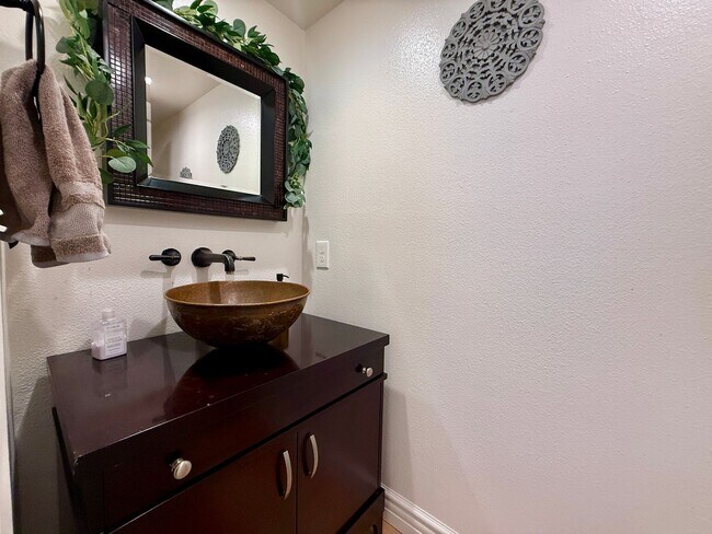 Foto del edificio - Luxury and Spacious Townhouse with Large Fenced Yard! Double Car Garage!