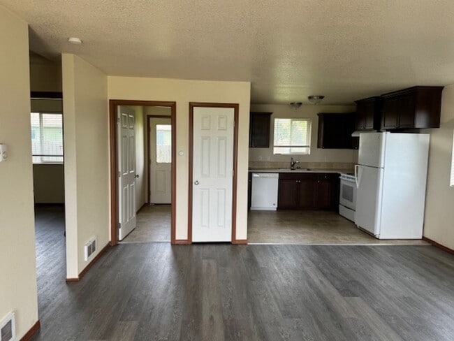 Foto del edificio - 3530 Britt Ave