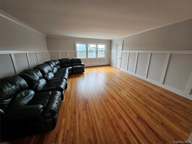 Foto del edificio - 355 Hicksville Rd