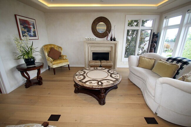 Foto del edificio - LUXURY 4 BEDROOM BELLEVUE HOME IN ‘THE SUMMIT’ W AMAZING VIEWS!