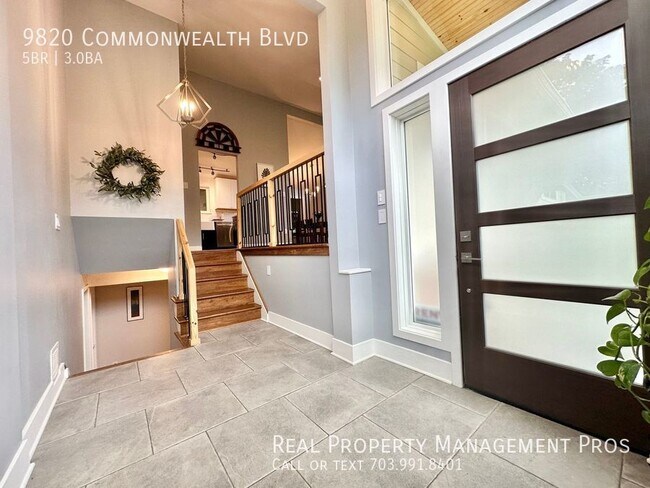 Building Photo - Updated Mid-Century 5 BED 3 BATH - FULLY E...