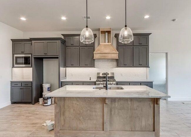 Building Photo - Beautiful 4BD/2BTH with a 2 car garage tha...