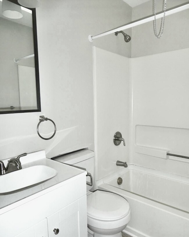 Bathroom - 4940 W Stiles St