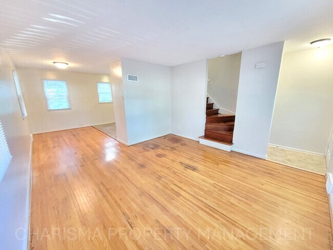 Foto del edificio - SPACIOUS TWO BEDROOM ONE BATH DUPLEX!! GRE...