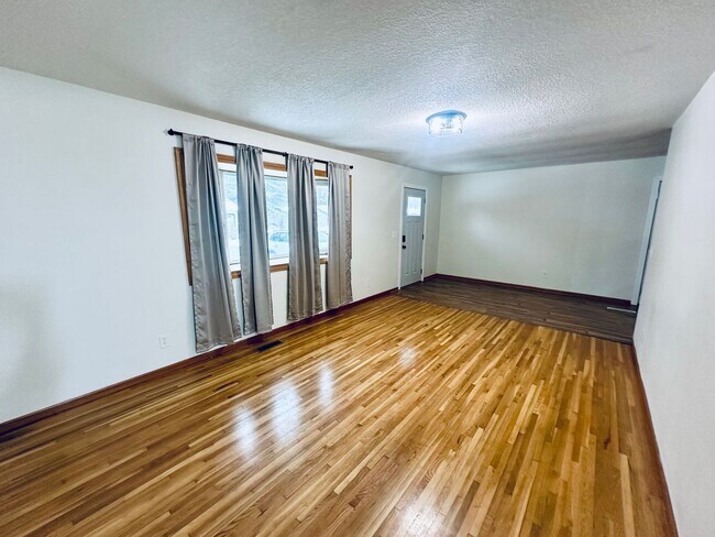 Foto del edificio - Gorgeous Single Family Home w/ Sundeck and Large Yard!