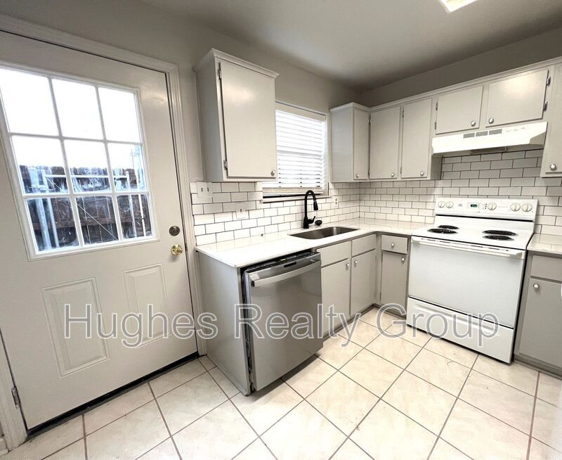 Primary Photo - 2628 S Roth Ave