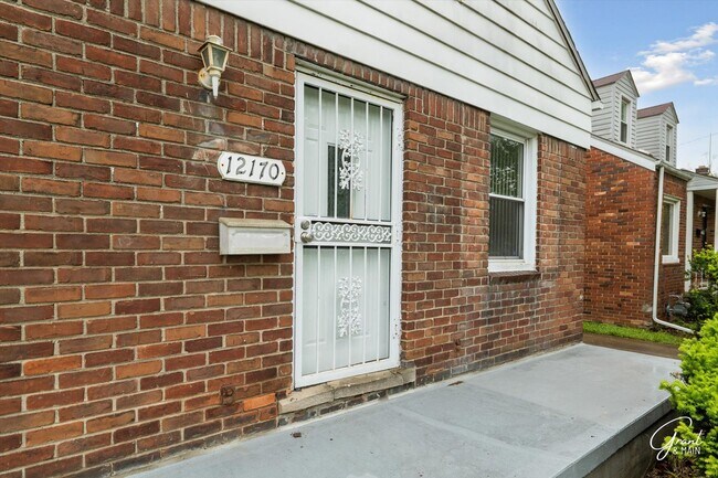 Foto del edificio - $1300 3 bedroom bungalow