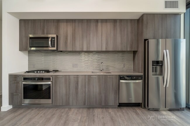 Building Photo - 823 W Madison St