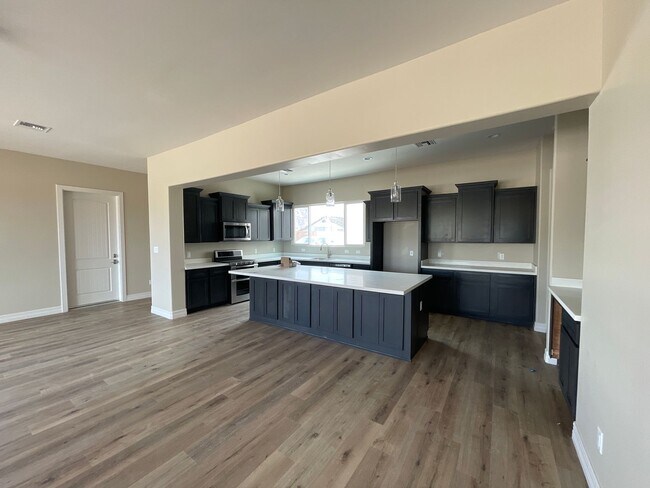 Building Photo - UPGRADED - IMMACULATE HOME WITH GOLF COURS...