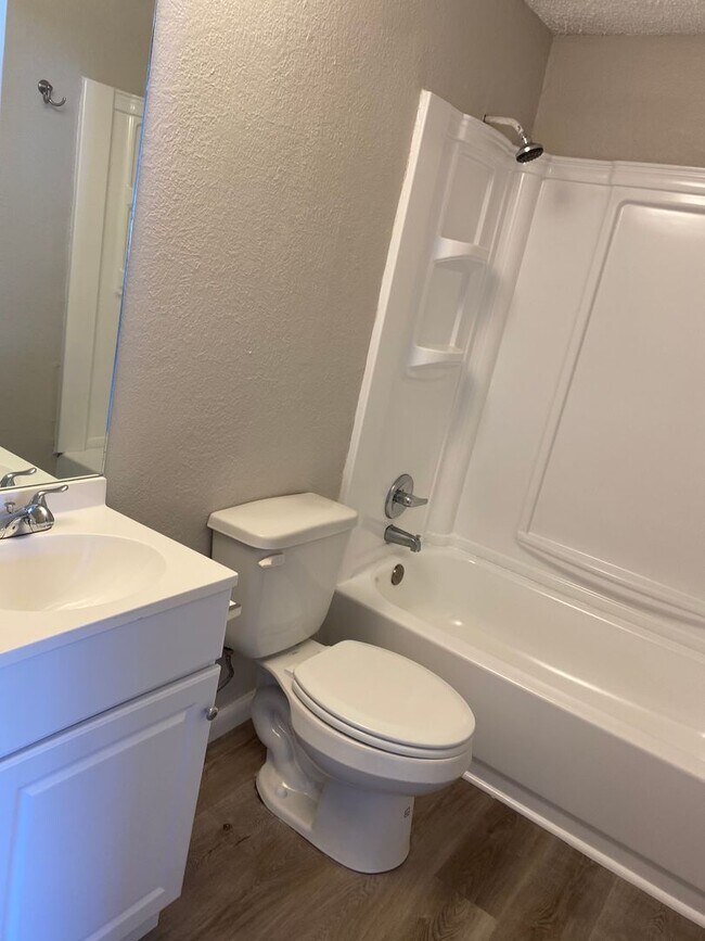 Building Photo - Large 3 bedroom townhome