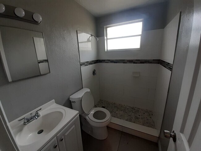 Foto del edificio - 1824 W 14th St