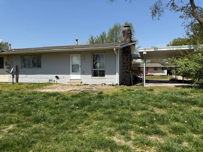 Building Photo - 2 bedroom 1 bath with carport in Washburn Rural School district
