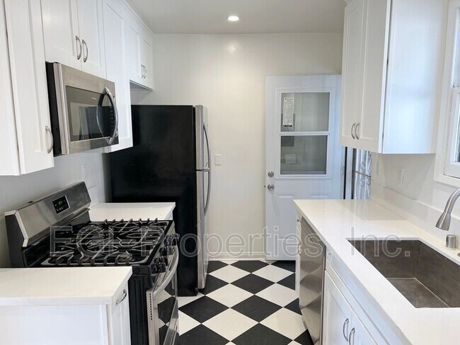 Foto del edificio - 5828 Condon Ave