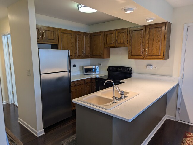 Building Photo - 5529 E Lake Dr