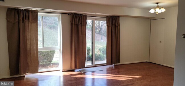 Foto del edificio - 6155 Edsall Rd