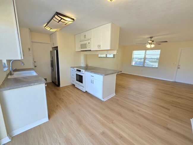 Building Photo - South Sarasota/ Gulf Gate 3 bed/ 1 bath Ho...