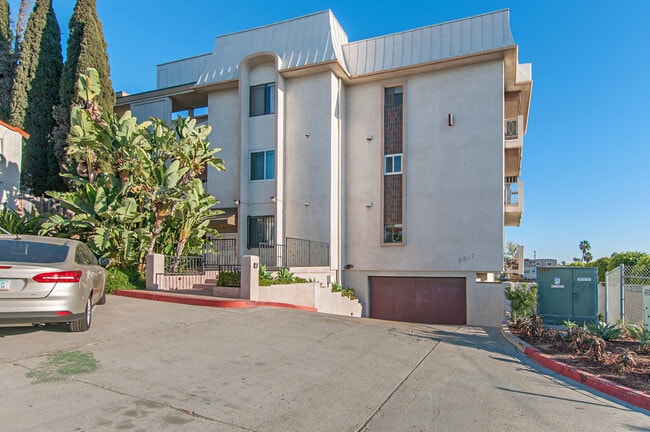 Building Photo - HUGE 2BD/2BA CONDO IN MISSION HILLS - AMAZ...