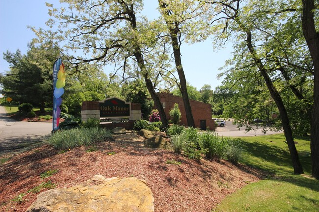 Interior Photo - OAK MANOR -- 052