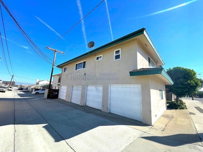 Building Photo - 994 W 7th St