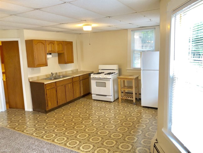 Building Photo - 1 br, 1 bath 4plex - 5 Oak St Apt 1
