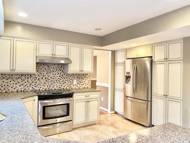 Foto del edificio - 5 Bedroom/ 4 Bathroom/ Garage/ Pets Welcome!