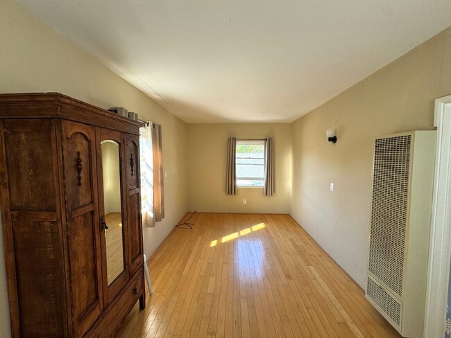 Building Photo - Charming 1 Bedroom Apartment in West Ventura – All Utilities Included!