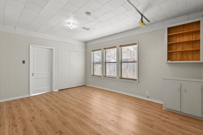 Building Photo - Adorable Montrose Bungaloq