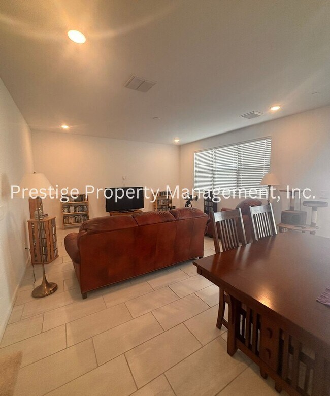 Building Photo - Beautiful 2/2 2-Story West Side Home With ...