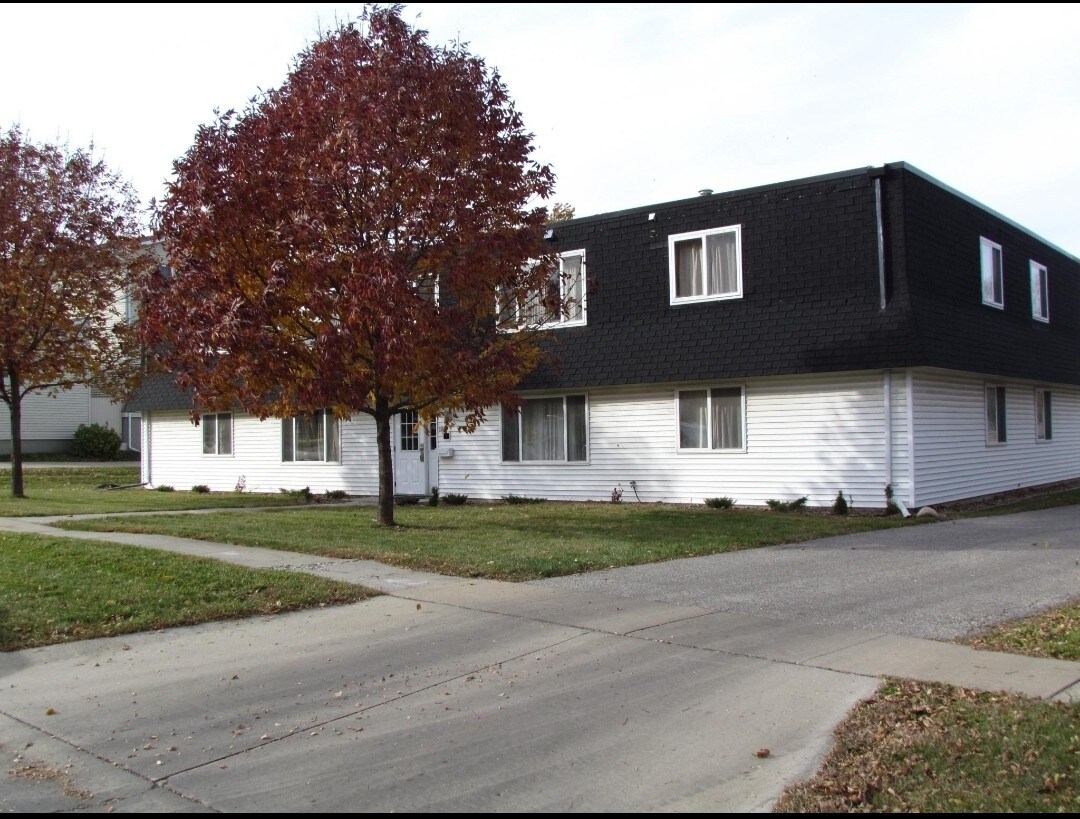 Parking Lot in Back, Garage included in Rent! - 124 W Park Ave