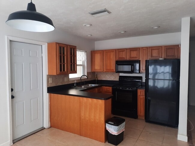 Building Photo - 3234 35th Ave N