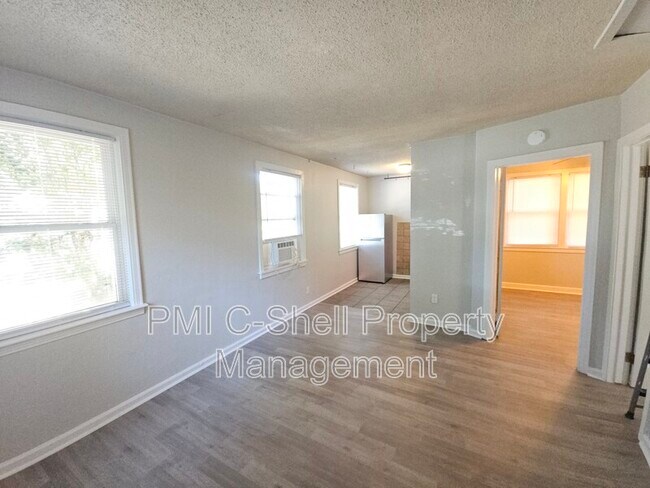Foto del edificio - 210 N Pinewood Ln