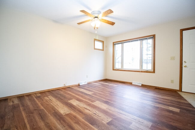 Building Photo - 731 Reineck Dr