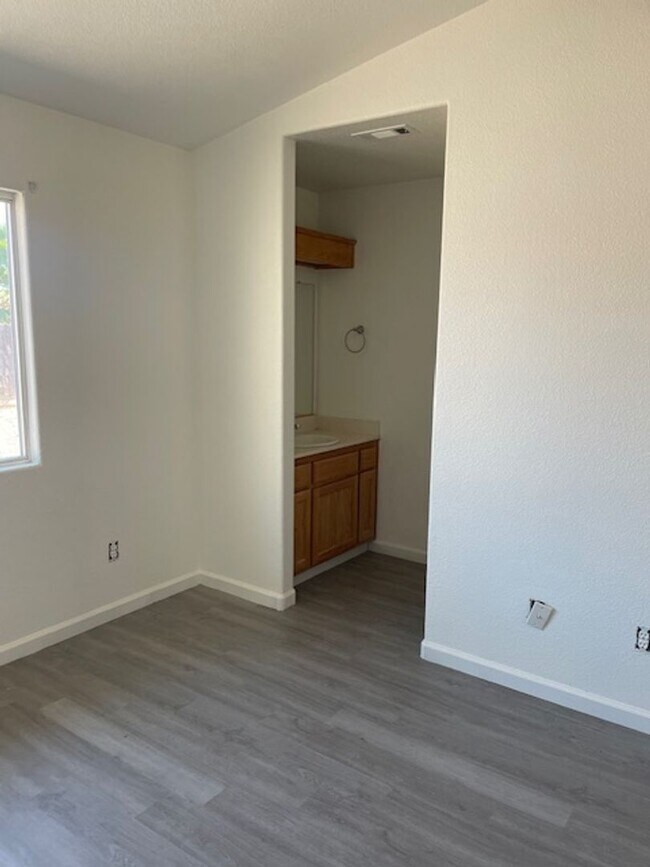 Building Photo - NEWLY INSTALLED FLOORING AND APPLIANCES