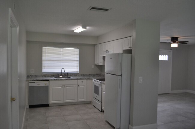 Foto del edificio - Quaint Home with all Tile floors