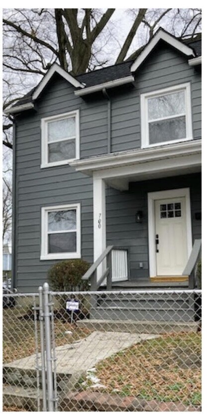Primary Photo - 700 E Gladstone Ave