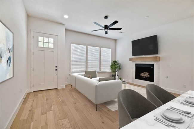 Building Photo - 502 W Persimmon St