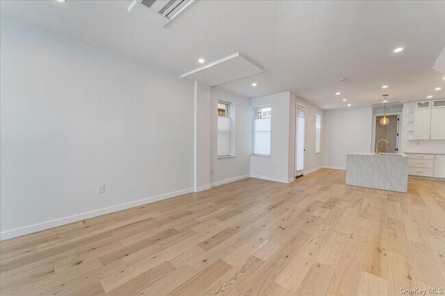 Foto del edificio - 36-34-36-11 11th St