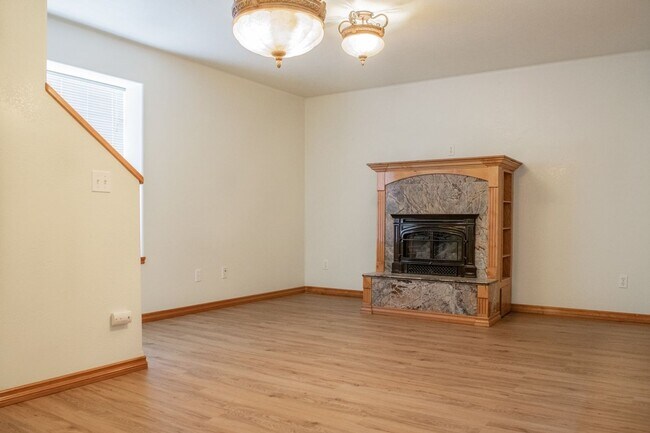 Building Photo - Custom upgrades throughout this 2bed 2.5bt...