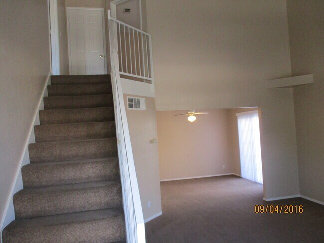 Building Photo - Stone Canyon Townhome located in GREEN VALLEY!
