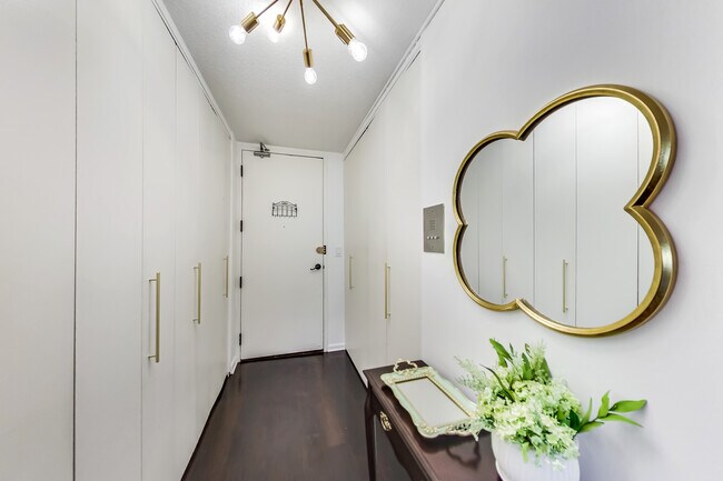 foyer - 2728 N Hampden Ct