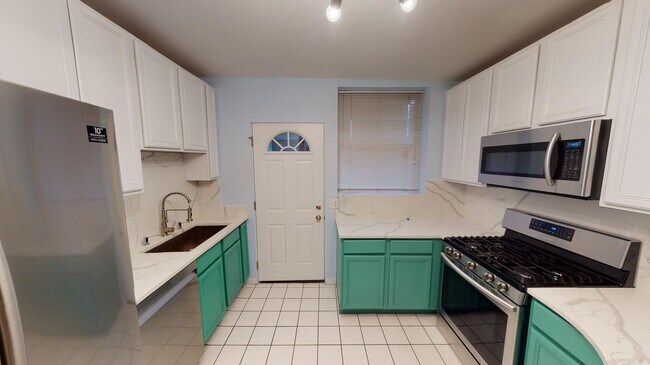 Building Photo - Bright Ravenswood apartment near Andersonv...