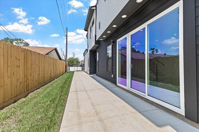 Foto del edificio - 5110 Longmeadow St