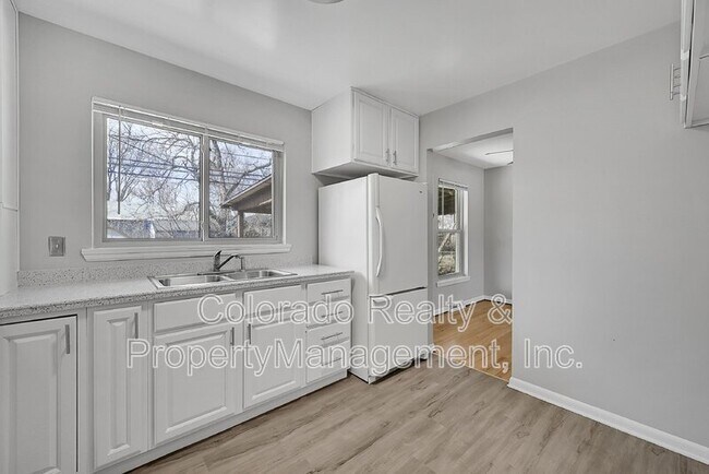 Building Photo - 861 S Holly St