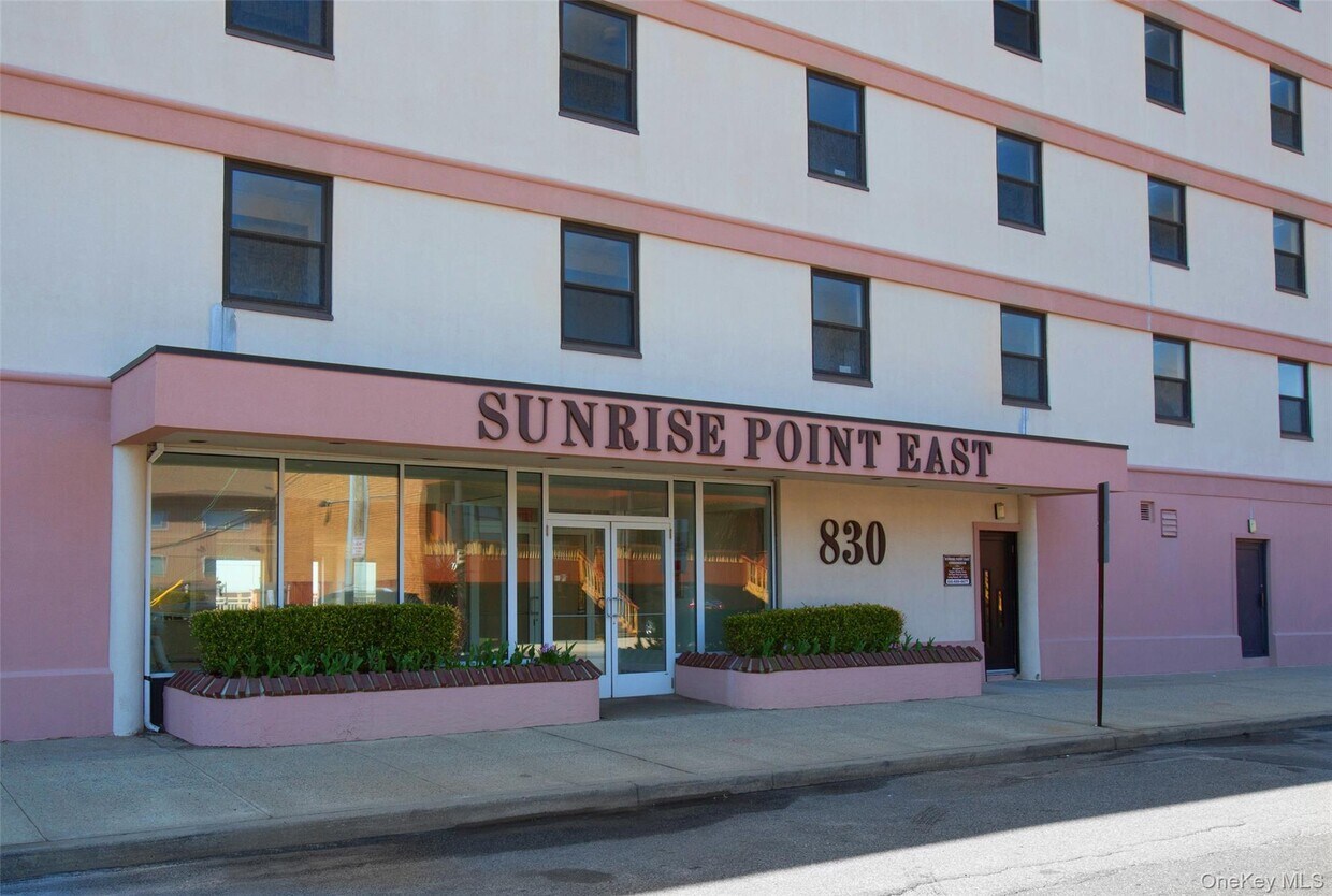Foto principal - 830 Shore Rd