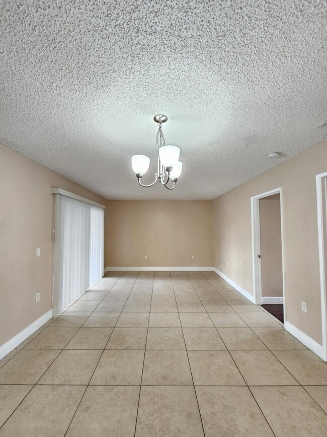 Foto del edificio - 1543 Lake Crystal Dr