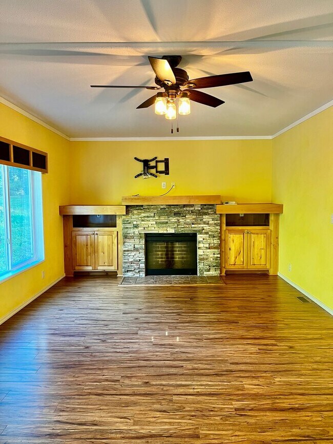 Building Photo - **FREE DECEMBER RENT** Tranquil Living on ...