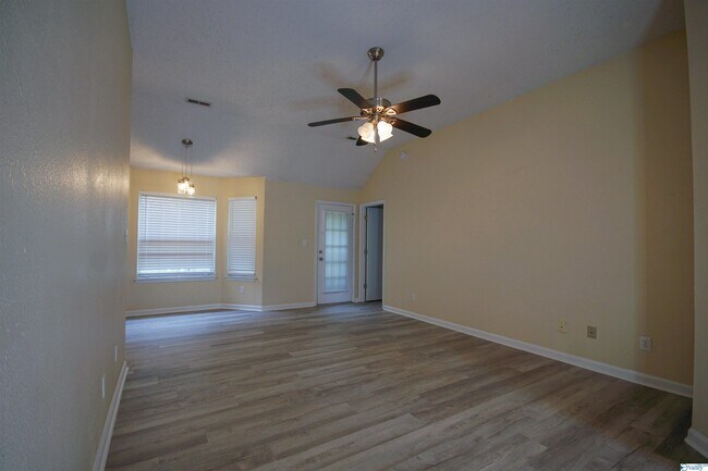 Foto del edificio - 102 Vistawood Ct