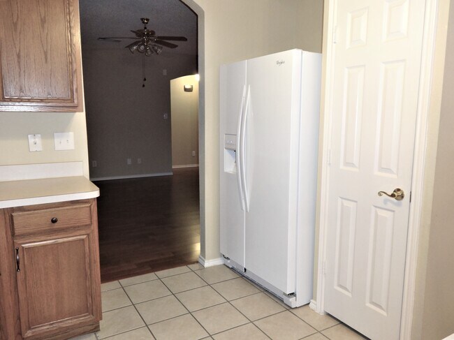 Building Photo - 641 Raven Dr