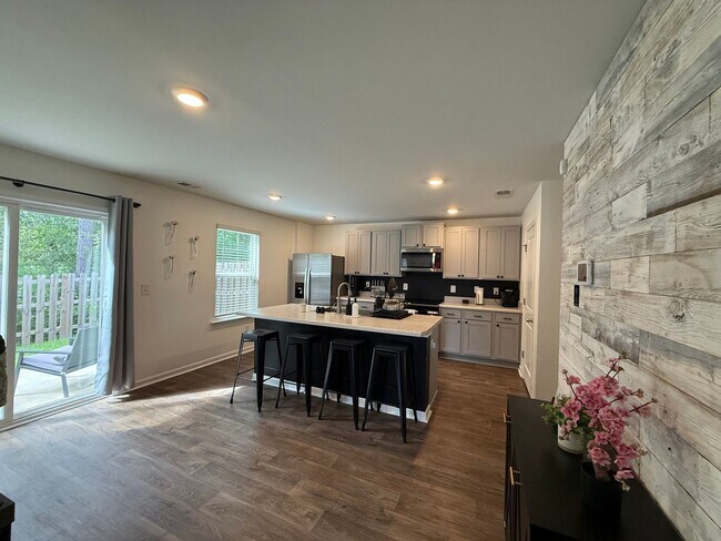 Foto del edificio - Fully Furnished - Move in Ready - Less than 12 month lease in SNEADS FERRY